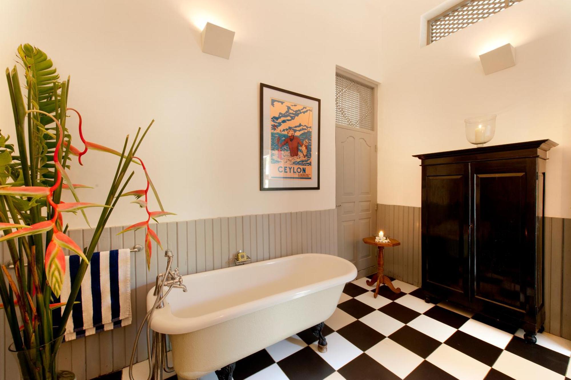A 03 Bedroom Villa In Galle Fort With Roof Terrace & Pool Exterior photo
