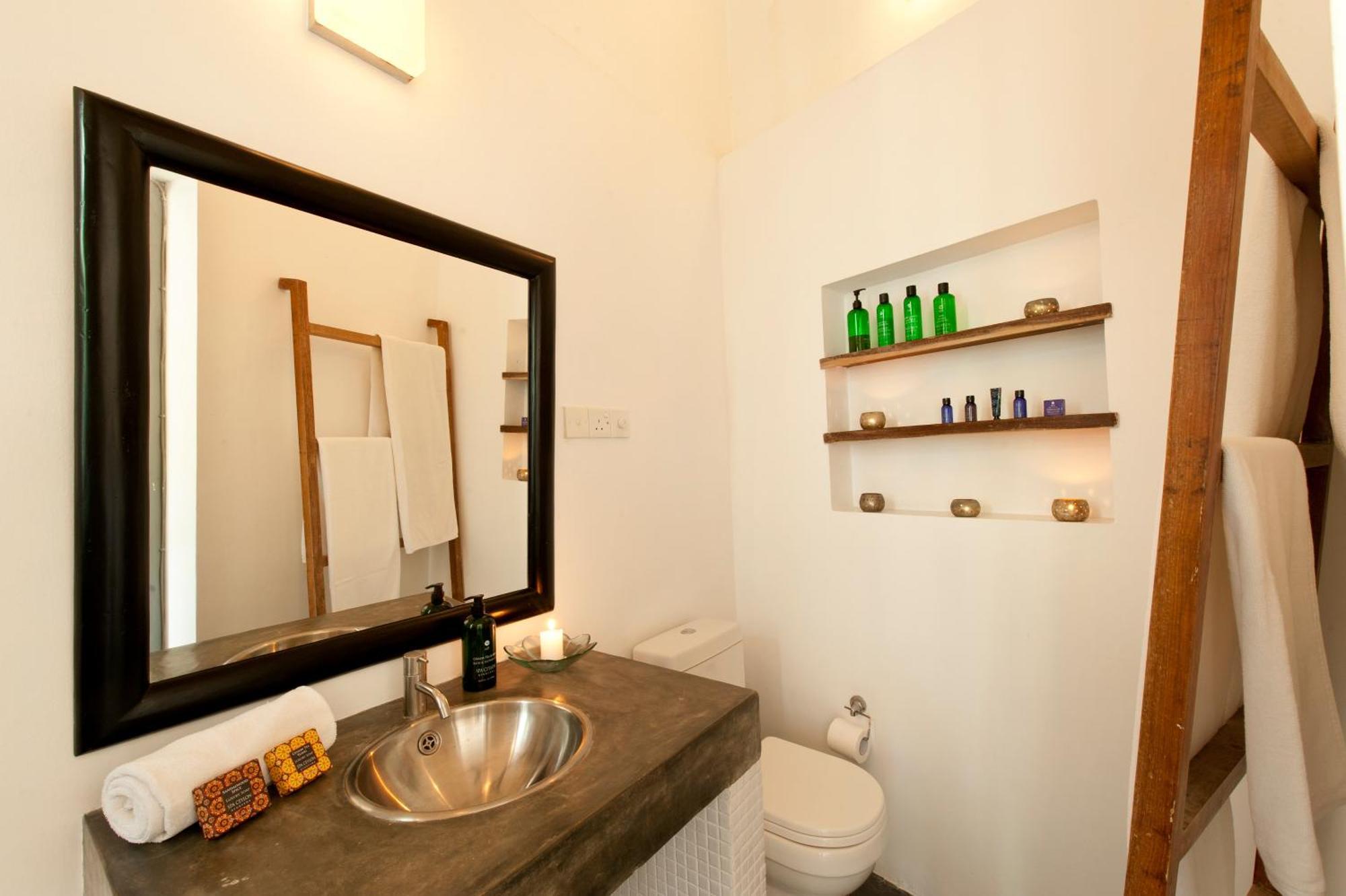 A 03 Bedroom Villa In Galle Fort With Roof Terrace & Pool Exterior photo